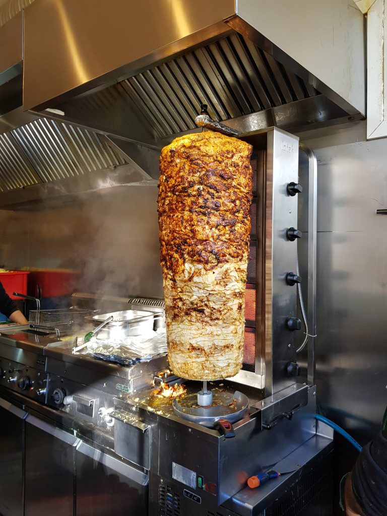 Broche de viande grillée dans la cusiine de GEMÜSE